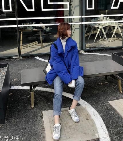 藍色羽絨服怎么搭配？打破冬日的沉悶感
