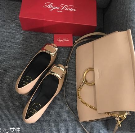 roger vivier鞋子磨腳嗎？時尚界人手一雙的方扣鞋