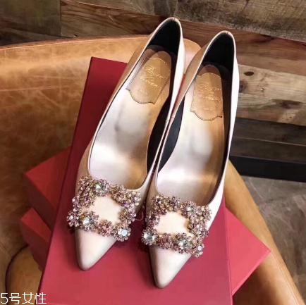 roger vivier鞋子磨腳嗎？時尚界人手一雙的方扣鞋