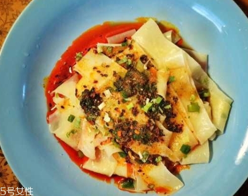 阿寬紅油面皮泡不爛 里面含有膠？