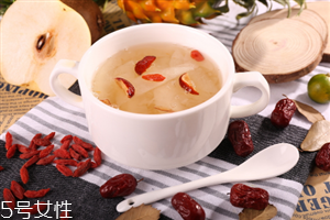 冰糖雪梨梨子能吃嗎？梨和什么一起煮著吃最好？