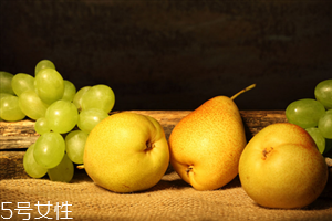 煮梨水要去皮嗎？喝梨水的好處