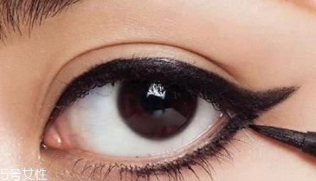 初學(xué)者怎么畫眼線好？教你如何正確畫完整眼妝