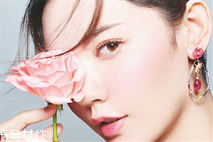適合畫桃花妝的眼影有哪些？單眼皮桃花妝畫法步驟