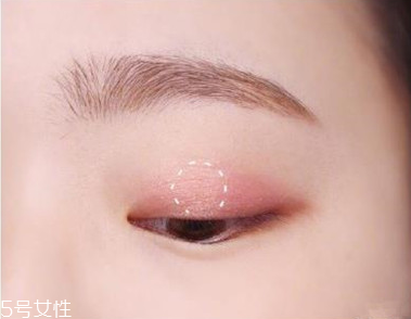 適合畫桃花妝的眼影有哪些？單眼皮桃花妝畫法步驟