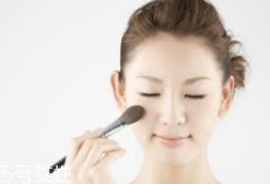 腮紅先還是散粉先？粉狀腮紅用在散粉之后