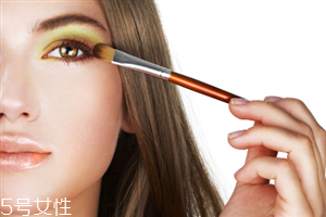 眼影怎么畫會自然好看？眼影顏色這樣搭配最好看