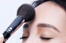 蜜粉可以用在唇部嗎？蜜粉可打造霧面雙唇