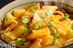 阿寬四川鋪蓋面煮還是拌？來(lái)看看鋪蓋面食用方法