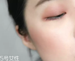 胭脂粉和腮紅膏哪個(gè)更好上色？胭脂粉適合油皮