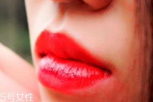 唇膏怎么涂出豐唇？唇中點(diǎn)珠光