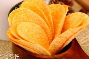 薯片掉到地上可以撿起來吃嗎？這樣衛(wèi)生嗎？