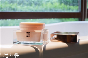 紀(jì)梵希少女面霜適合多大年齡？還你一個(gè)少女肌