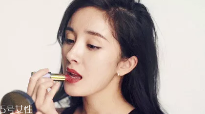 中年女性如何挑選口紅色號？帶藍色調(diào)唇色最美