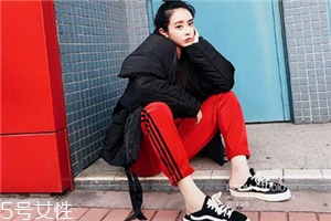 紅色褲子配什么顏色上衣？搭配對(duì)顏色才不會(huì)俗氣