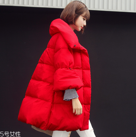 紅色羽絨服里面穿什么？保暖時(shí)尚兩不誤