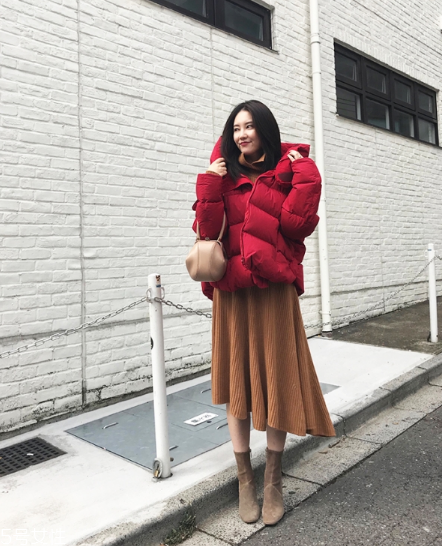 紅色羽絨服里面穿什么？保暖時(shí)尚兩不誤