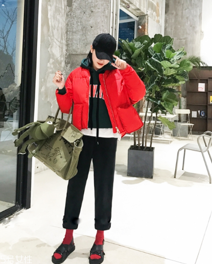 紅色羽絨服搭配什么褲子？四種混搭讓你潮范兒十足
