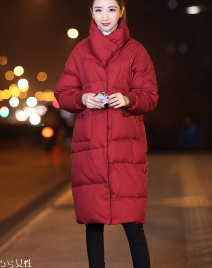 紅色羽絨服搭配什么褲子？四種混搭讓你潮范兒十足