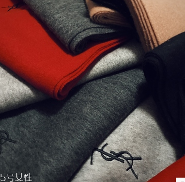 冬天圍巾什么顏色好看？為你推薦經(jīng)典款圍巾