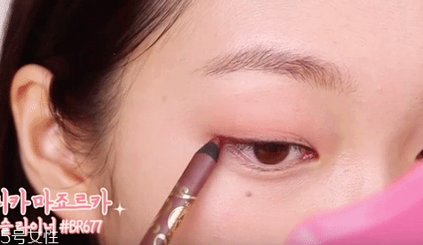 眼影需要卸妝嗎？閃亮海灘眼妝教程