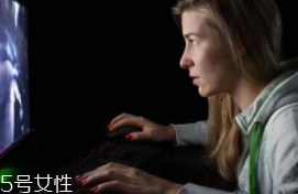 熬夜長膘什么原因？疲勞使人食欲大開