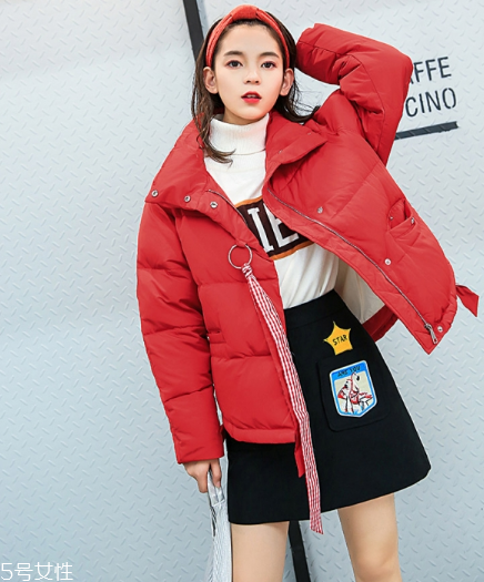 紅色羽絨服搭配什么顏色毛衣？色彩搭配不止黑白灰
