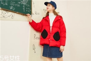 紅色羽絨服搭配什么顏色毛衣？色彩搭配不止黑白灰