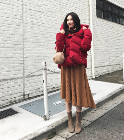 紅色羽絨服搭配什么顏色毛衣？色彩搭配不止黑白灰