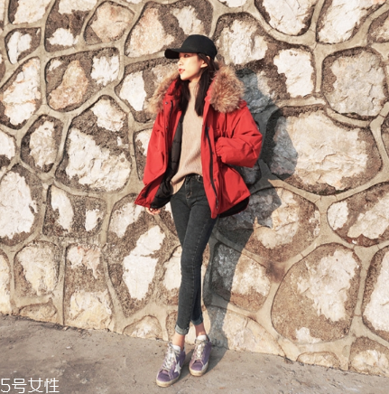 紅色羽絨服搭配什么顏色毛衣？色彩搭配不止黑白灰