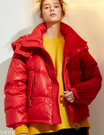 紅色羽絨服搭配什么顏色毛衣？色彩搭配不止黑白灰