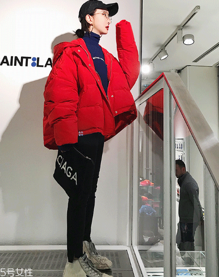 紅色羽絨服搭配什么顏色毛衣？色彩搭配不止黑白灰