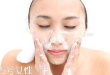 潔面乳和洗面奶是一種產(chǎn)品嗎？洗面奶適合干皮