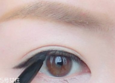 眼線膠筆怎么用？圖解眼線膠筆的畫法