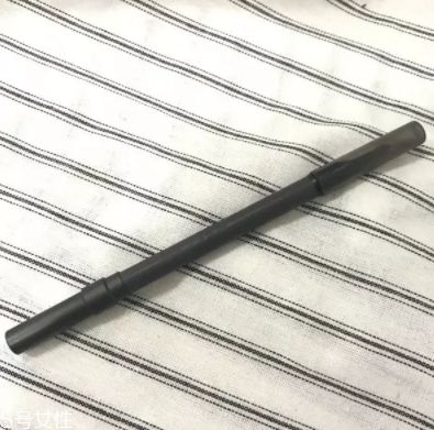 眼線膠筆怎么轉出筆芯？
