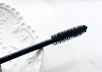 睫毛膏如何避免結塊？不要z形涂抹