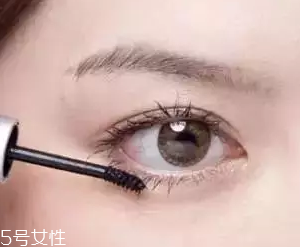 睫毛膏如何避免結塊？不要z形涂抹