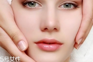 緊膚水有必要買(mǎi)嗎？堵住毛孔得不償失