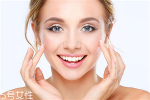 開(kāi)眼角拆線(xiàn)后怎么清潔眼部？開(kāi)眼角后可以適當(dāng)洗臉清潔