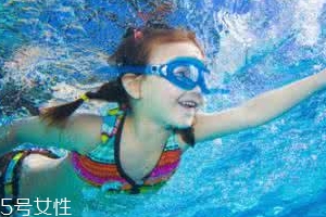 游泳時為什么尿意更重？心理生理雙重原因