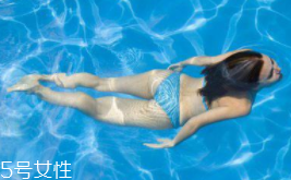游泳時(shí)為什么尿意更重？心理生理雙重原因