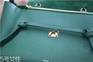 celine鯰魚包怎么打開(kāi)？個(gè)大量輕難怪超模都愛(ài)它