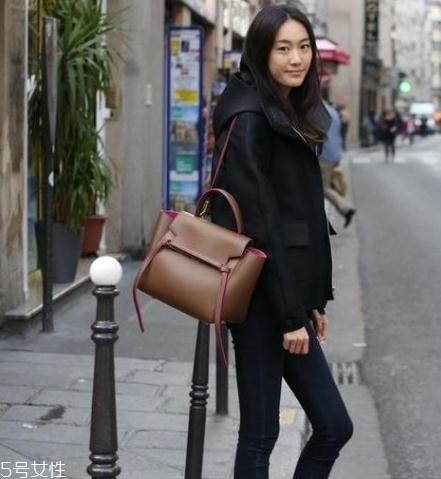 celine鯰魚包怎么打開？個大量輕難怪超模都愛它