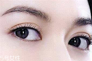 割雙眼皮眼睛腫怎么辦？疤克可以預(yù)防疤痕增生