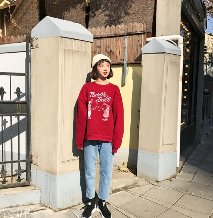 紅色衛(wèi)衣配什么褲子？休閑時(shí)尚兩不誤
