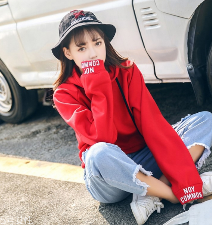 紅色衛(wèi)衣配什么褲子？休閑時(shí)尚兩不誤