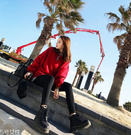 紅色衛(wèi)衣配什么褲子？休閑時(shí)尚兩不誤