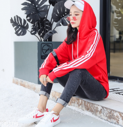 紅色衛(wèi)衣配什么褲子？休閑時(shí)尚兩不誤