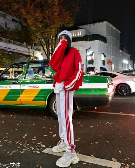 紅色衛(wèi)衣配什么褲子？休閑時(shí)尚兩不誤