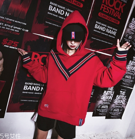 紅色衛(wèi)衣配什么褲子？休閑時(shí)尚兩不誤